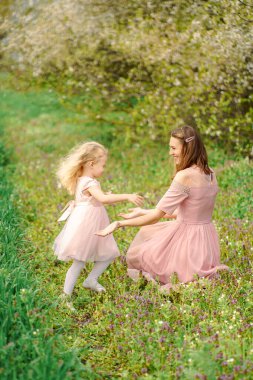 Anne ve kızı yürüyüşe çıktı.