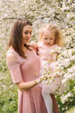 Anne ve kızı yürüyüşe çıktı.