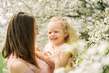 Anne ve kızı yürüyüşe çıktı.