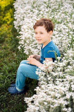 Çiçekli bir çocuk, çalıların arasında bir çocuk.