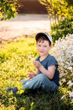 Çiçekli bir çocuk, çalıların arasında bir çocuk.
