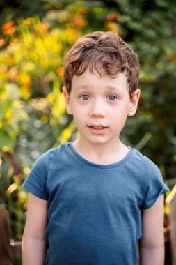 Çiçekli bir çocuk, çalıların arasında bir çocuk.