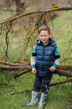 Çocuk köy yolunda.