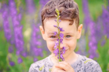 Yazın başında parlak renkli bir çocuğun portresi.