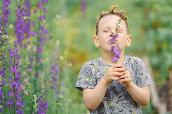 Portrét Dítěte Zářivými Barvami Začátek Léta — Stock fotografie