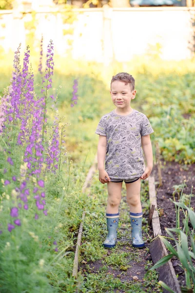 Retrato Uma Criança Com Cores Brilhantes Início Verão — Fotografia de Stock