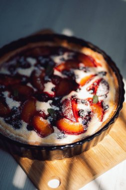 Kırmızı çilekli ev yapımı turta.