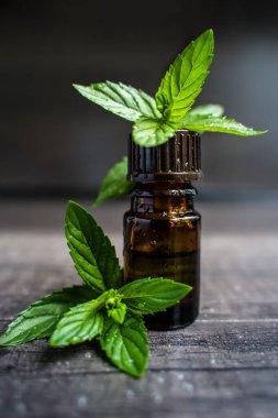 Kahverengi şişede nane yağı