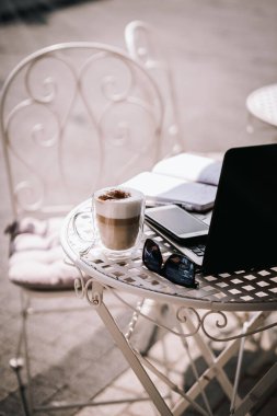 Serbest kahvaltı, açık hava işi.