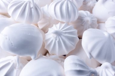 Beyaz kremalı pasta, masada bisküvi. Beyaz havadar ve lezzetli Bizet 'in arka planı.