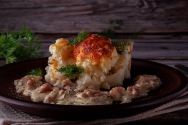 Carbonara soslu karnabahar graten. Diyet yemek.