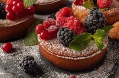 Ahududu, frenk üzümü ve böğürtlenli taze ev yapımı meyveli tartlar.