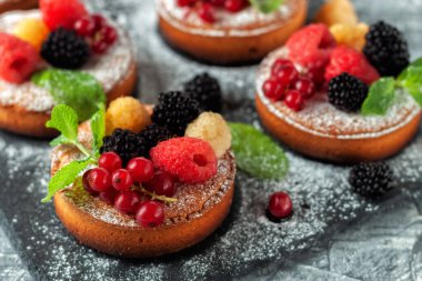 Ahududu, frenk üzümü ve böğürtlenli taze ev yapımı meyveli tartlar.