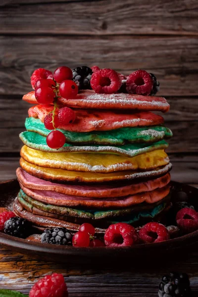 Crêpes colorées aux fruits, amandes et sucre en poudre. — Photo