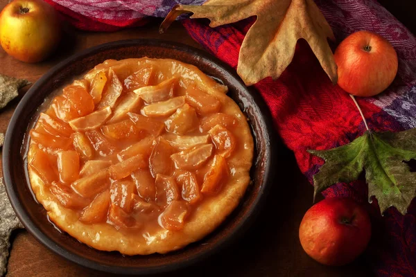 Tarte Aux Pommes Fraîchement Cuite Maison Sur Plateau — Photo