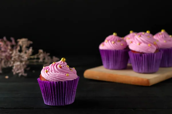 Los cupcakes de crema son un postre clásico muy popular — Foto de Stock