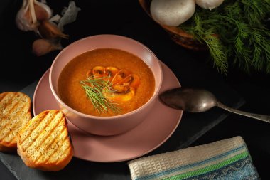 Masada dereotlu ve kızarmış tostlu lezzetli mantar çorbası. Üst yatay üst görünüm