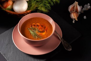 Masada dereotlu ve kızarmış tostlu lezzetli mantar çorbası. Üst yatay üst görünüm