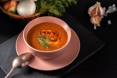 Masada dereotlu ve kızarmış tostlu lezzetli mantar çorbası. Üst yatay üst görünüm