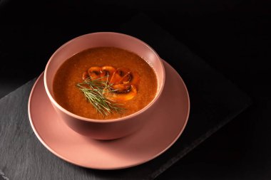 Masada dereotlu ve kızarmış tostlu lezzetli mantar çorbası. Üst yatay üst görünüm