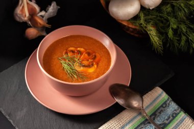 Masada dereotlu ve kızarmış tostlu lezzetli mantar çorbası. Üst yatay üst görünüm