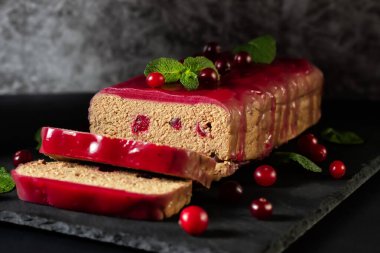 Yaban mersinli taze tavuk güveç, kızılcık reçeli ve grafit tahtasında nane şekeri.