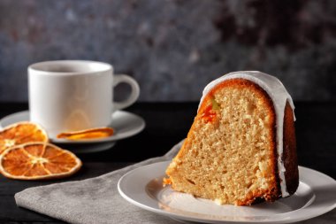 Protein kremiyle süslenmiş taze ev yapımı kek.