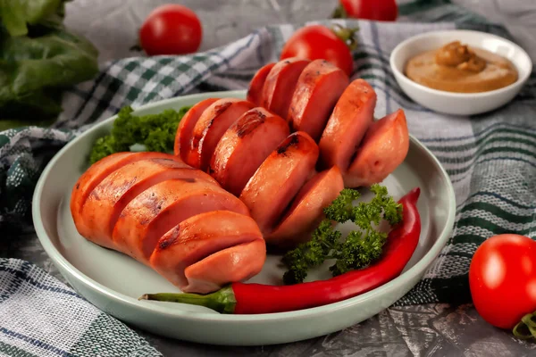 Kiełbaski z grilla ze świeżymi warzywami na talerzu — Zdjęcie stockowe