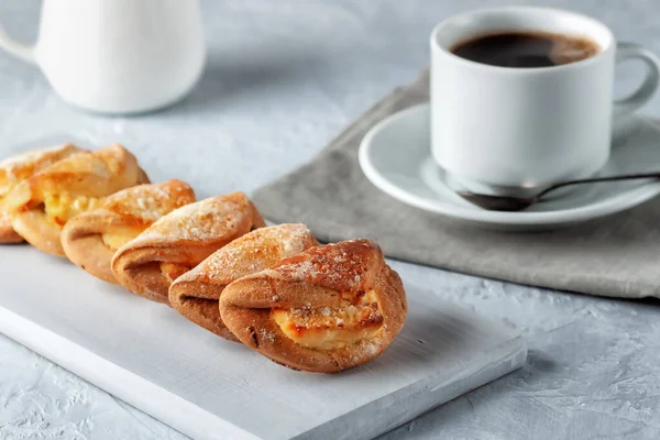 Hausgemachte Plätzchen Mit Quark Und Einer Tasse Kaffee Auf Grauem — Stockfoto