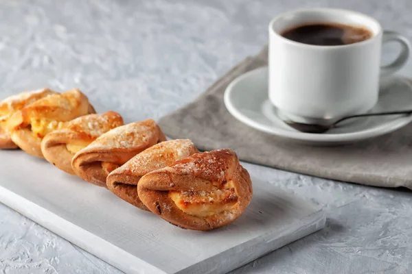 Hausgemachte Plätzchen Mit Quark Und Einer Tasse Kaffee Auf Grauem — Stockfoto