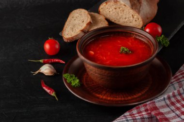 Geleneksel bir Ukrayna yemeği olan borş, toprak kaplamalı pancar çorbasıdır..