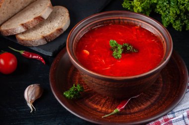 Geleneksel bir Ukrayna yemeği olan borş, toprak kaplamalı pancar çorbasıdır..