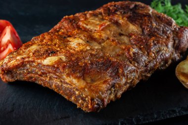 Acı biber soslu ve taze domatesli ızgara baharatlı pirzola.