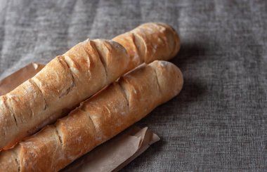 Üstü örtülü bir masada Fransız ekmeği. Seçici odak.