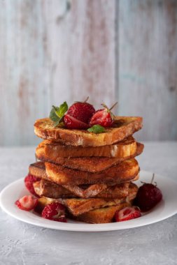 Tarçınlı Fransız tostu, kahve ya da çay için çilek ve nane şekeri. Sabah kahvaltısı
