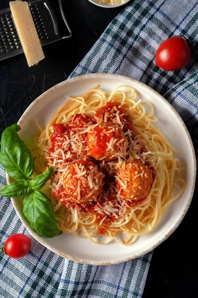 Pasta de espaguetis con albóndigas, salsa de parmesano y tomate, enfoque selectivo — Foto de Stock