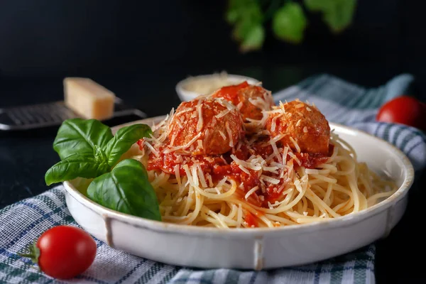 Spaghetti con polpette, parmigiano e sugo di pomodoro, focus selettivo — Foto Stock