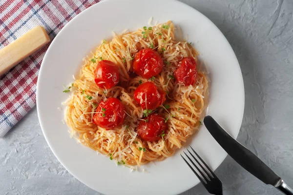 Pasta con tomates cocidos, parmesano y microverduras — Foto de Stock