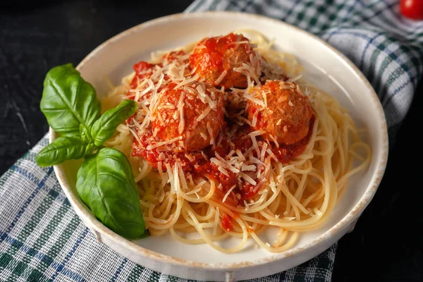 Deliciosa Massa Espaguete Com Almôndegas Molho Parmesão Tomate Foco Seletivo — Fotografia de Stock