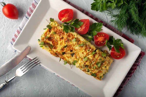 Färsk fransk omelett med färska grönsaker. Vegetarisk mat — Stockfoto