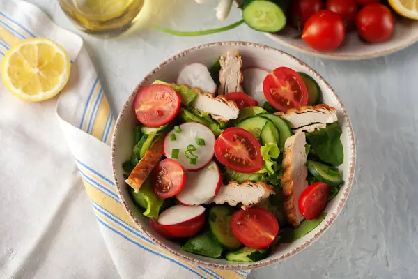 Gegrillte Hühnerbrust, Filet und frischer Gemüsesalat mit Salat, Spinat, Gurken und Tomaten — Stockfoto