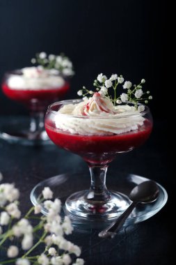 Ahudududulu çilekli tatlı, siyah arka planda peynirli krema.