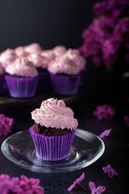 Çay ve kahve için popüler bir tatlı tereyağlı kremalı kektir..