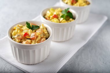 Ekşi kremalı taze sebze salatası. Diyet yemek.