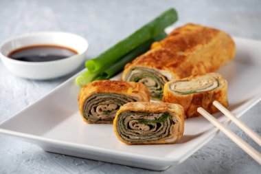 Japon mutfağı. Tamagoyaki - Japon omleti, birkaç kat kızarmış yumurta.