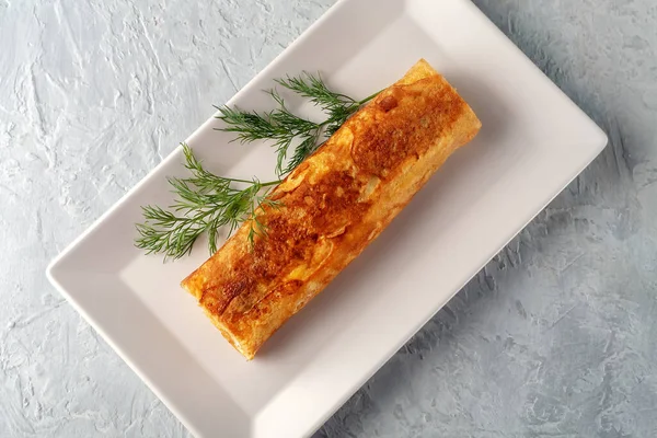 Cozinha japonesa. Tamagoyaki - omelete japonês, rolou várias camadas de ovo frito — Fotografia de Stock