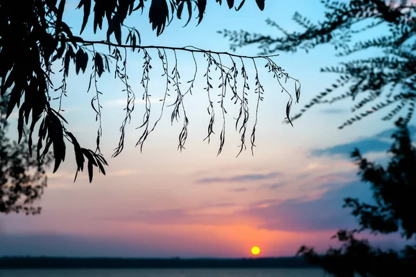 Puesta o salida del sol en las orillas del ancho río del río. — Foto de Stock