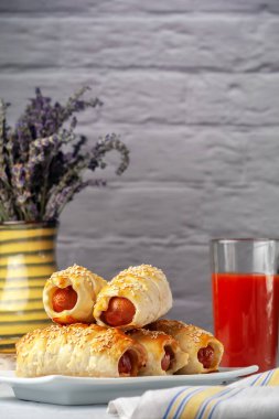 Hamurda sosis ve domates suyu.