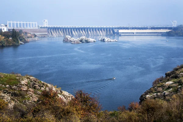 Днепр, вид на Днепровскую ГЭС — стоковое фото