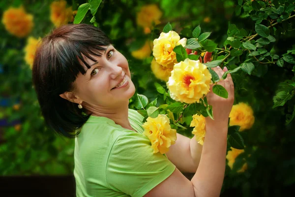 Mulher e rosas — Fotografia de Stock